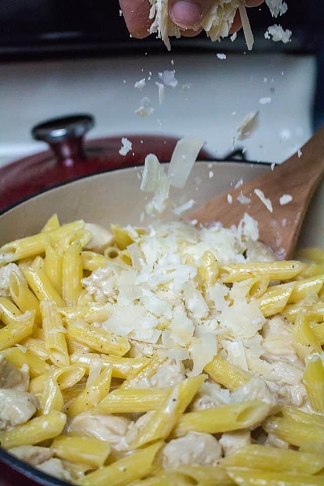 One Pot Easy Chicken Alfredo • Dishing Delish