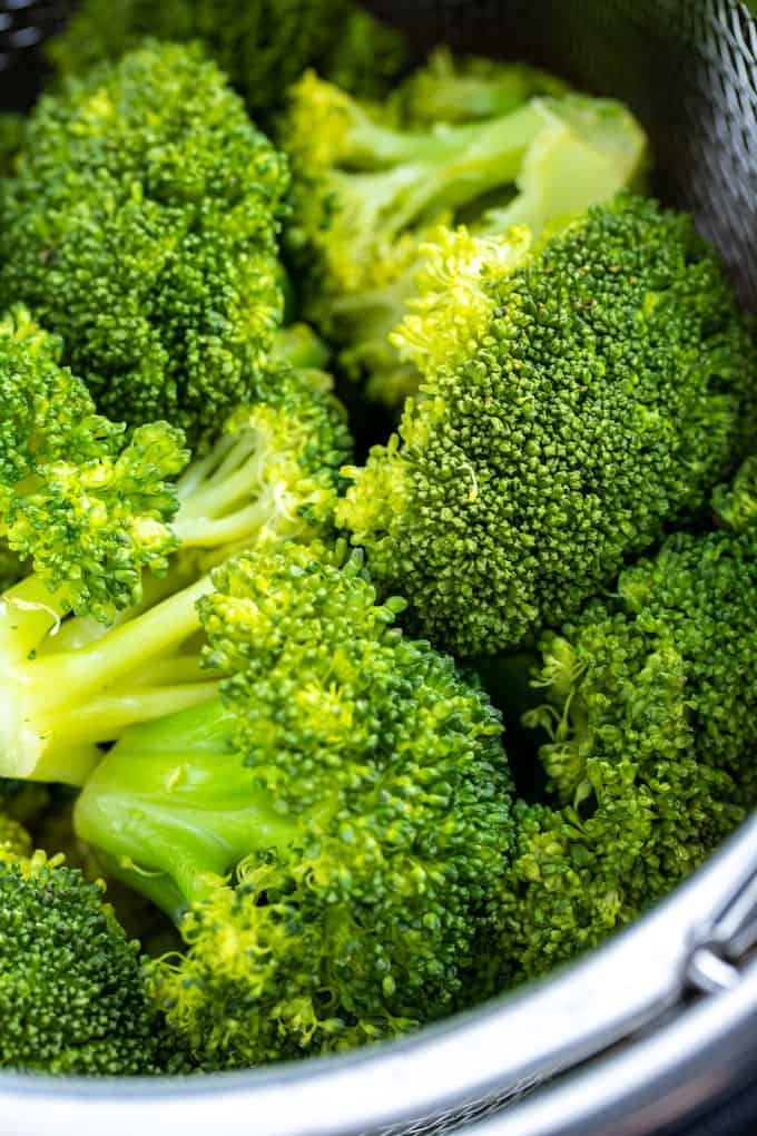 https://www.dishingdelish.com/wp-content/uploads/2019/10/how-to-steam-broccoli-in-instant-pot.jpg