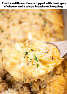 Pinterest pin with a wooden spoon lifting up cauliflower mac and cheese from a baking dish, topped with fresh chopped parsley.